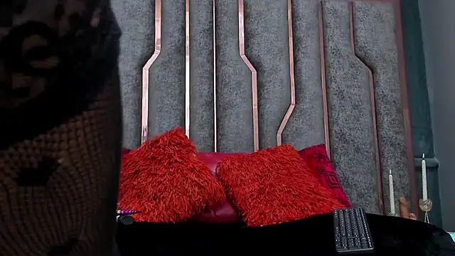 SienaFacchini online show from November 12, 2025, 7:18 pm