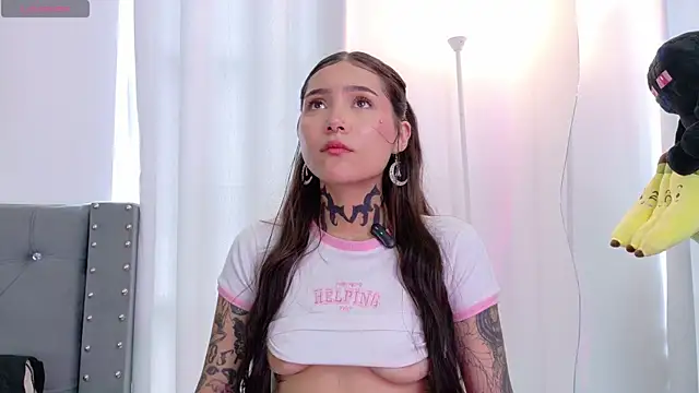 Snapshot of sara_queen10 chatting on December 2, 2025, 5:58 pm sara queen10 online show from December 2, 2025, 5:58 pm