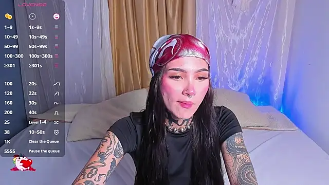 Snapshot of sara_queen10 chatting on October 13, 2025, 7:04 pm sara queen10 online show from October 13, 2025, 7:04 pm