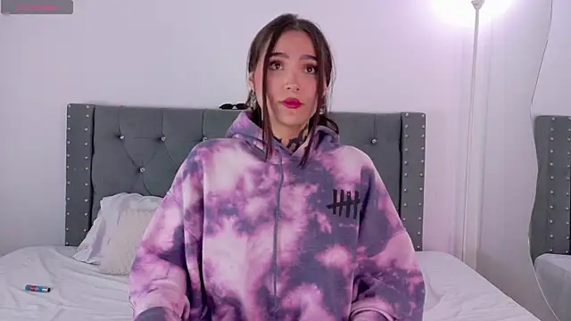 Snapshot of sara_queen10 chatting on September 10, 2025, 1:54 pm sara queen10 online show from September 10, 2025, 1:54 pm