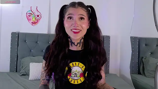 Snapshot of sara_queen10 chatting on September 25, 2025, 5:19 pm sara queen10 online show from September 25, 2025, 5:19 pm