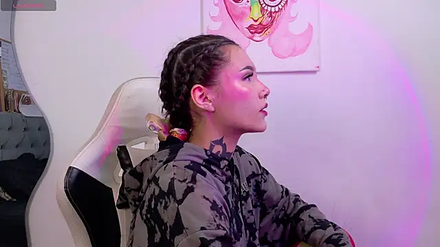 Snapshot of sara_queen10 chatting on October 1, 2025, 1:48 pm sara queen10 online show from October 1, 2025, 1:48 pm