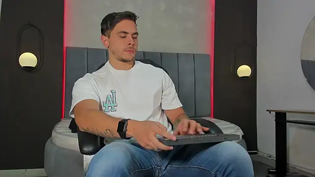 Snapshot of Liam_walk_ chatting on April 23, 2026, 7:04 pm Liam walk online show from April 23, 2026, 7:04 pm