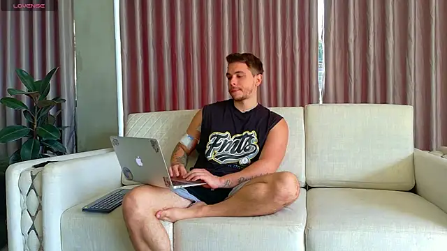 Snapshot of Liam_walk_ chatting on July 30, 2026, 3:11 pm Liam walk online show from July 30, 2026, 3:11 pm