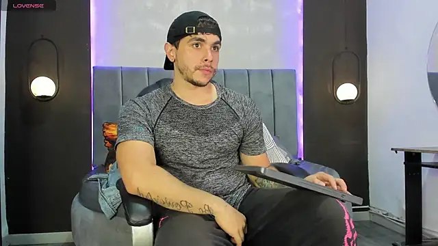 Liam walk  online show from November 12, 2025, 7:51 pm