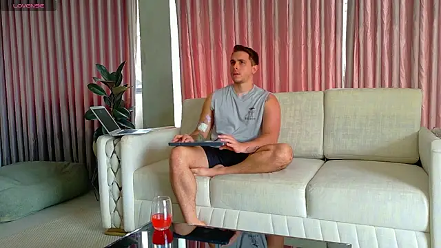 Snapshot of Liam_walk_ chatting on August 3, 2026, 6:14 pm Liam walk online show from August 3, 2026, 6:14 pm