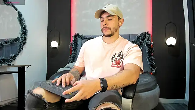 Liam walk  online show from December 22, 2025, 9:37 pm