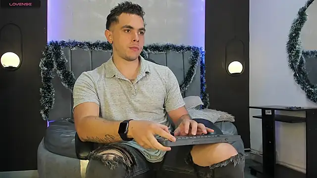 Liam walk  online show from November 24, 2025, 9:37 pm