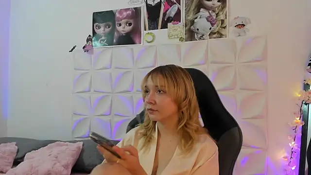 Snapshot of JuliethMoss chatting on November 24, 2025, 5:07 am JuliethMoss online show from November 24, 2025, 5:07 am