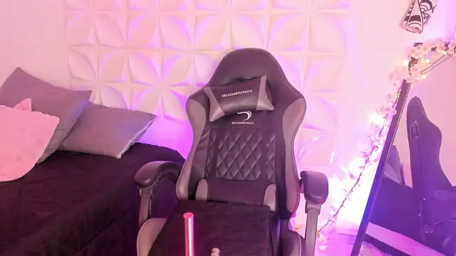 Snapshot of JuliethMoss chatting on November 27, 2025, 8:31 pm JuliethMoss online show from November 27, 2025, 8:31 pm