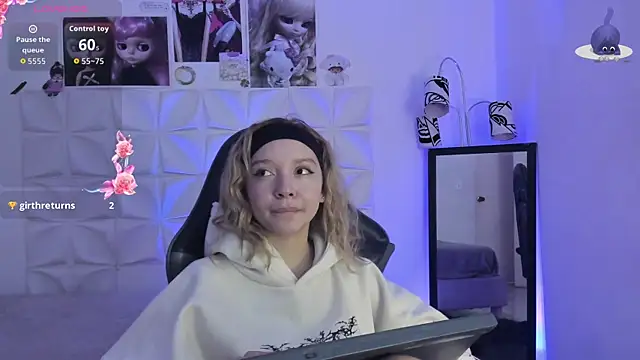 Snapshot of JuliethMoss chatting on November 4, 2025, 8:12 pm JuliethMoss online show from November 4, 2025, 8:12 pm