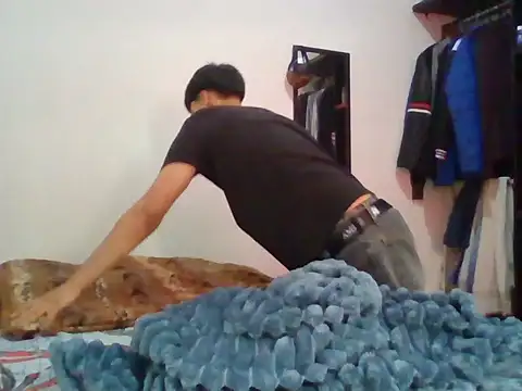 Snapshot of Barrx0018 chatting on December 17, 2025, 5:40 pm Barrx0018 online show from December 17, 2025, 5:40 pm