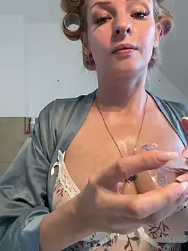  Katherine Pierce  online show from December 1, 2025, 12:17 pm