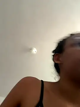 Snapshot of Valen1800 chatting on November 16, 2025, 8:13 pm Valen1800 online show from November 16, 2025, 8:13 pm