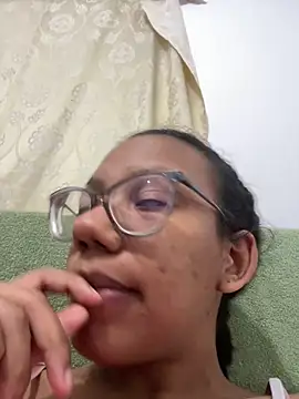 Snapshot of Valen1800 chatting on December 18, 2025, 12:16 am Valen1800 online show from December 18, 2025, 12:16 am