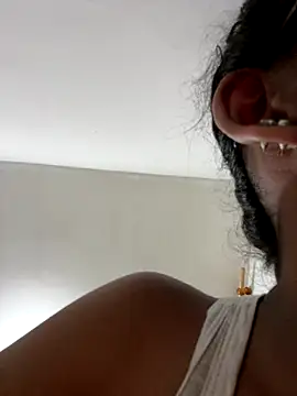 Snapshot of Valen1800 chatting on November 9, 2025, 12:47 am Valen1800 online show from November 9, 2025, 12:47 am