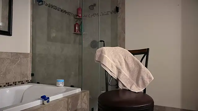 DERTYLAY online show from October 24, 2025, 4:55 am