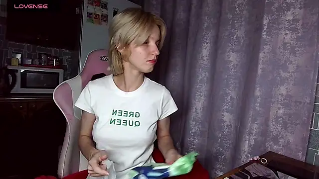 Snapshot of Madelaineses chatting on July 12, 2026, 6:31 pm Madelaineses online show from July 12, 2026, 6:31 pm