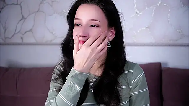 Snapshot of FalineBeacher chatting on December 15, 2025, 2:12 pm FalineBeacher online show from December 15, 2025, 2:12 pm