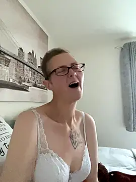 Snapshot of Curvy-Jinx chatting on October 23, 2025, 7:40 am Curvy-Jinx online show from October 23, 2025, 7:40 am