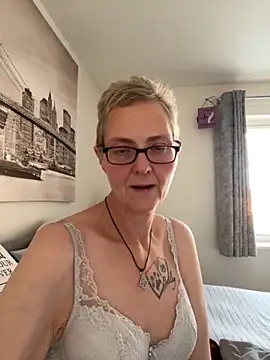 Snapshot of Curvy-Jinx chatting on November 2, 2025, 3:39 pm Curvy-Jinx online show from November 2, 2025, 3:39 pm