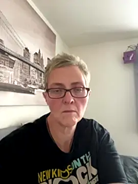 Snapshot of Curvy-Jinx chatting on November 11, 2025, 10:32 am Curvy-Jinx online show from November 11, 2025, 10:32 am