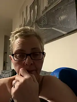 Snapshot of Curvy-Jinx chatting on November 2, 2025, 3:33 am Curvy-Jinx online show from November 2, 2025, 3:33 am