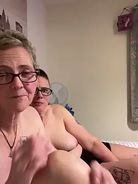 Snapshot of Curvy-Jinx chatting on December 3, 2025, 9:47 pm Curvy-Jinx online show from December 3, 2025, 9:47 pm