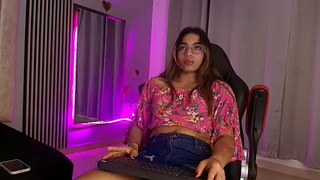 Snapshot of rachell_owen chatting on November 23, 2025, 4:22 am rachell owen online show from November 23, 2025, 4:22 am