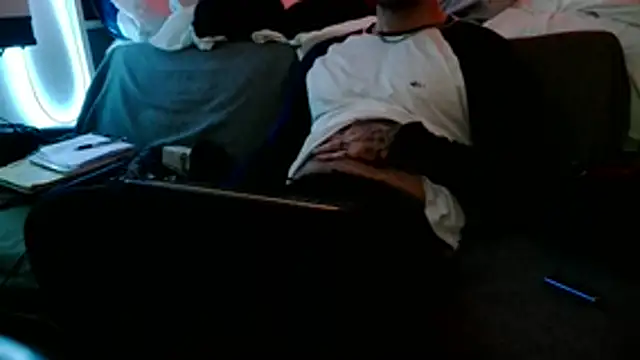 Luv2SuckBWC92 online show from December 4, 2025, 5:50 am