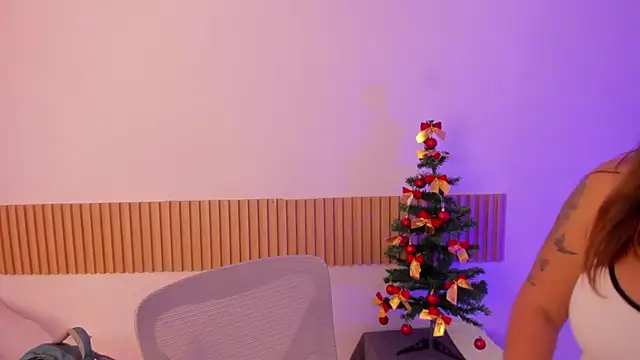 OliviaSweett online show from December 14, 2025, 7:08 pm