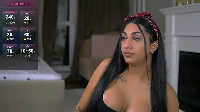 Snapshot of EmaHallee chatting on October 29, 2025, 4:11 am EmaHallee online show from October 29, 2025, 4:11 am