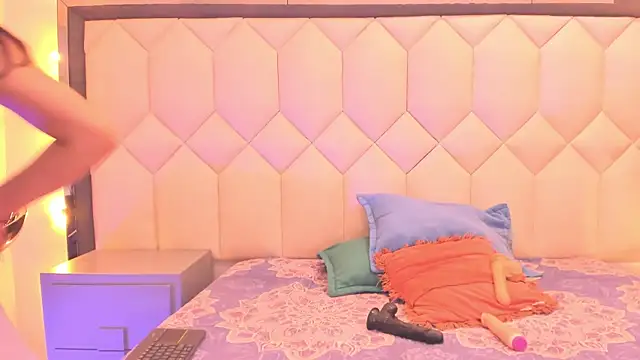 Snapshot of CloeyGraweing chatting on November 13, 2025, 6:34 pm CloeyGraweing online show from November 13, 2025, 6:34 pm