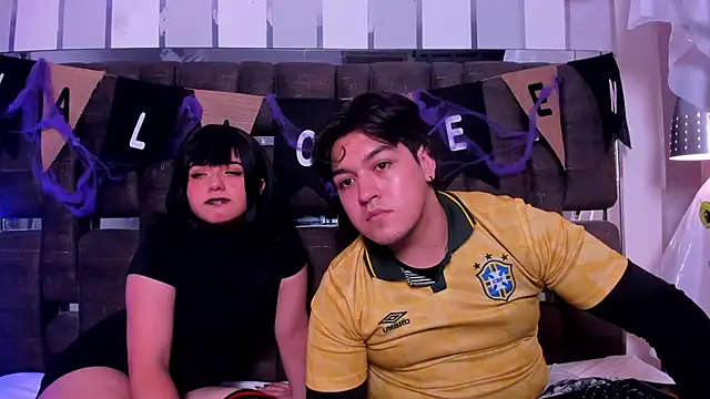 Snapshot of EmilyANDrew_ chatting on October 31, 2025, 5:26 am EmilyANDrew online show from October 31, 2025, 5:26 am