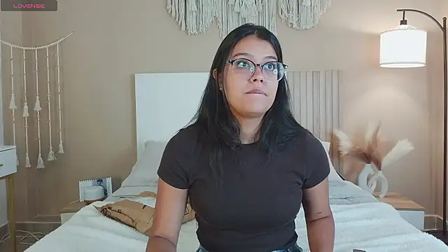 Camila Bustamante online show from March 4, 2026, 2:03 pm