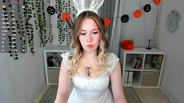 Snapshot of LanaRoselle chatting on October 31, 2025, 2:13 pm LanaRoselle online show from October 31, 2025, 2:13 pm