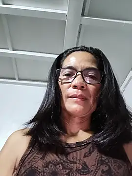 Snapshot of ImYourWoman_55 chatting on May 18, 2026, 9:41 pm ImYourWoman 55 online show from May 18, 2026, 9:41 pm