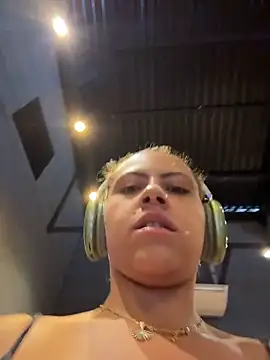 Chloe Leaozinho online show from February 16, 2026, 4:05 pm