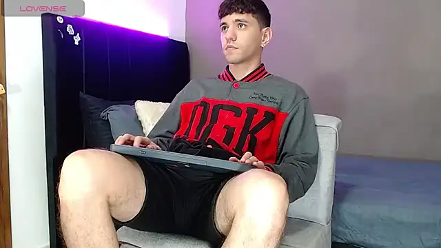 Matteo12  online show from April 14, 2026, 4:39 am