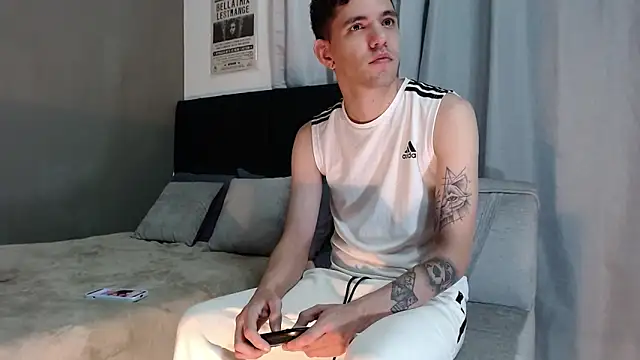 Matteo12  online show from November 15, 2025, 5:11 am