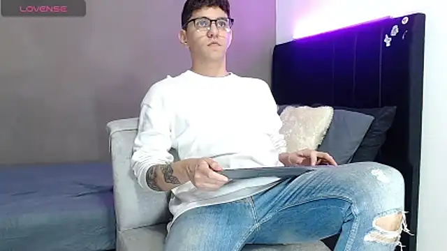 Matteo12  online show from April 18, 2026, 1:30 am