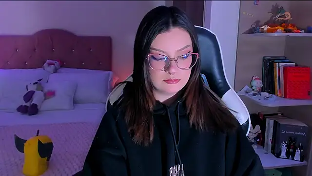 OphelianaRose33 online show from February 16, 2026, 7:45 pm