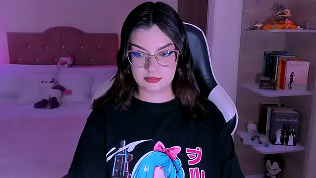 Snapshot of OphelianaRose33 chatting on December 19, 2025, 10:23 pm OphelianaRose33 online show from December 19, 2025, 10:23 pm