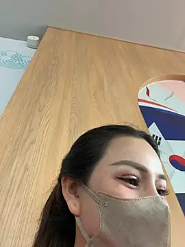 Linh 2004 online show from April 13, 2026, 6:06 am