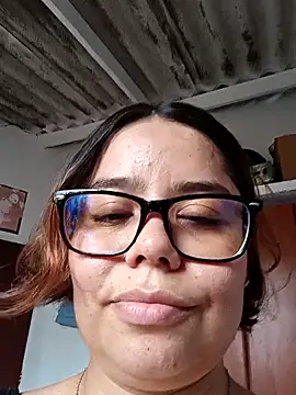 Snapshot of saenz_eymi chatting on December 18, 2025, 4:11 pm saenz eymi online show from December 18, 2025, 4:11 pm