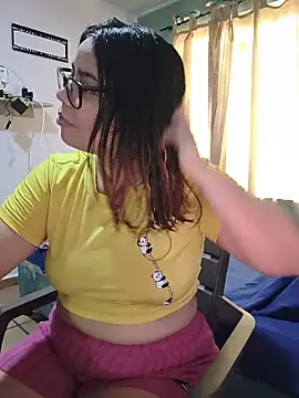 Snapshot of saenz_eymi chatting on July 8, 2026, 3:45 pm saenz eymi online show from July 8, 2026, 3:45 pm