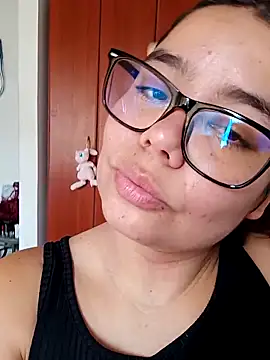 Snapshot of saenz_eymi chatting on December 16, 2025, 2:21 pm saenz eymi online show from December 16, 2025, 2:21 pm