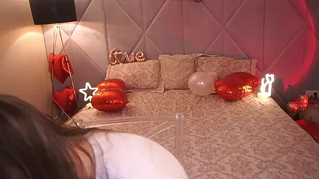 Snapshot of DiamondGoldie chatting on February 9, 2026, 8:29 pm DiamondGoldie online show from February 9, 2026, 8:29 pm