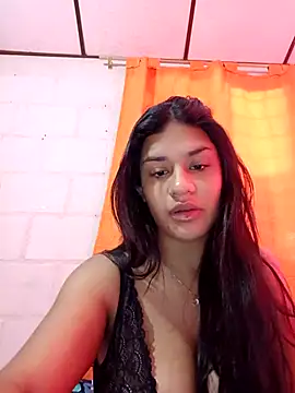 Snapshot of sofi_zzz chatting on November 18, 2025, 5:05 pm sofi zzz online show from November 18, 2025, 5:05 pm