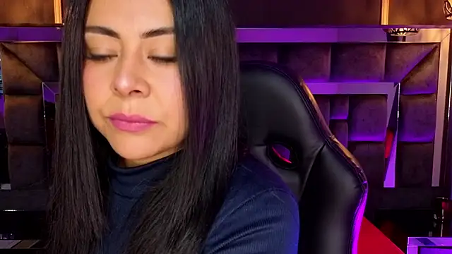 Aniajoness  online show from December 17, 2025, 4:17 am